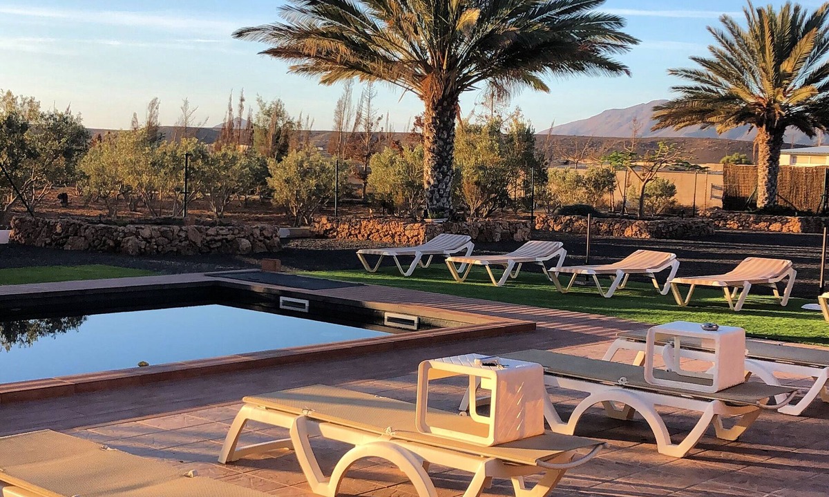 Tuineje Villa | VILLA OLIVA swimming pool with hydro-massage wifi air conditioning and lots of space.