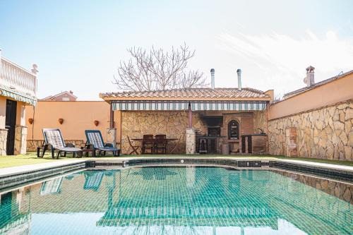 Cullar Vega Villa | Villa Oropéndola para familias, a pocos minutos de Granada, Piscina agua salada, Parking privado, Barbacoa, Chimenea, 14 pax