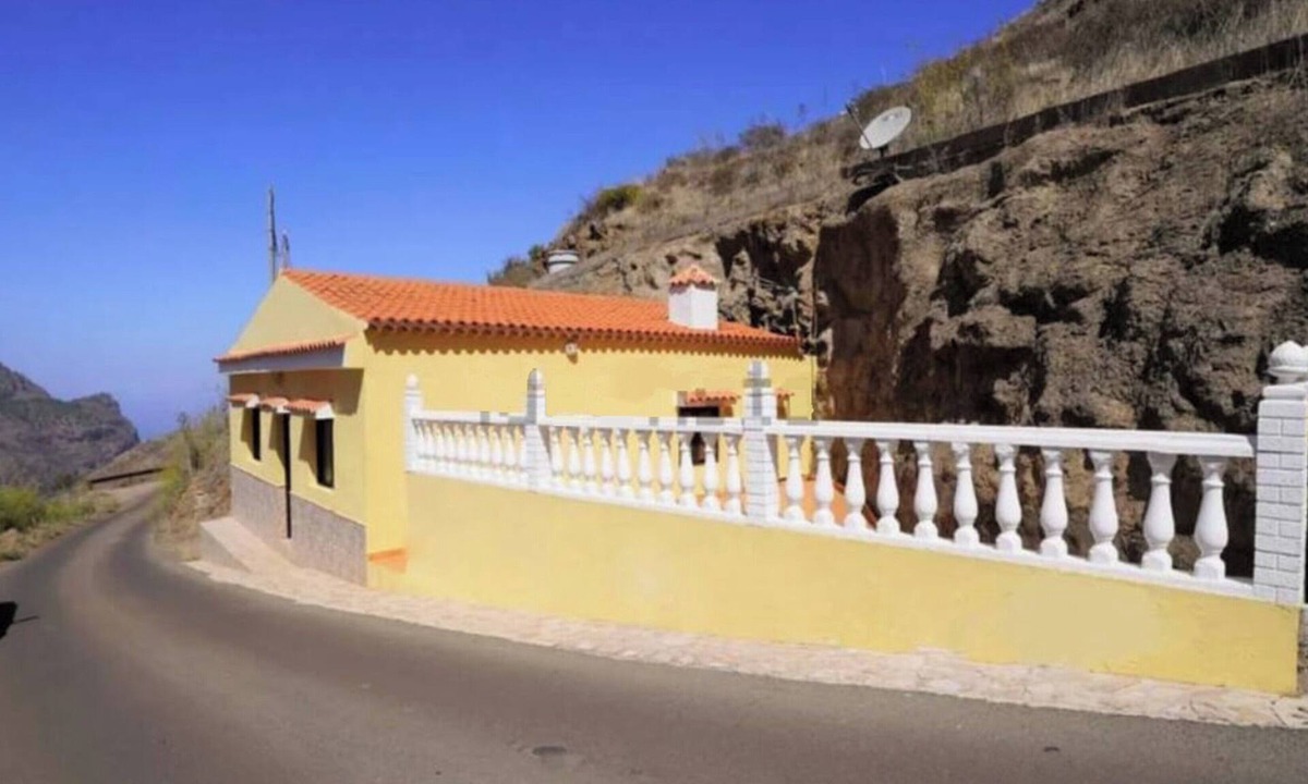 Galdar Villa | Villa Palomino - Sleeps 6 - Parking - Pet Friendly