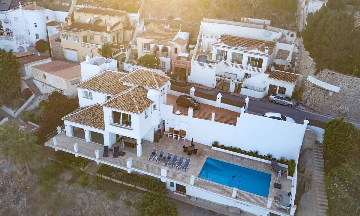 Velilla-Taramay Villa | Villa 'Romantica' with Sea View, Wi-Fi and Air Conditioning