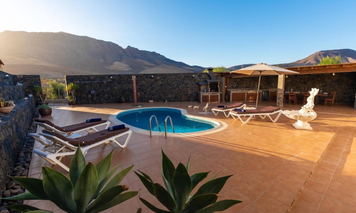 Tuineje Villa | VILLA SARA… Spectacular and relaxing villa with barbecue pool and gym