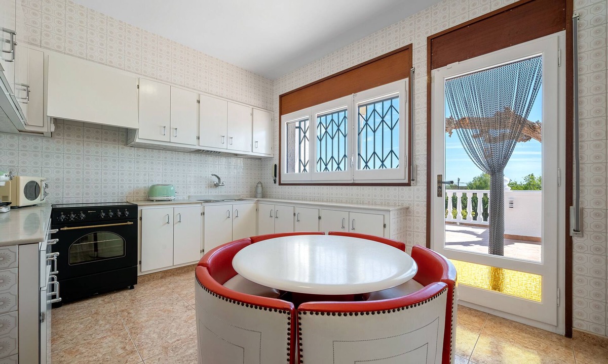 Alcanar Villa | Villa 'Vintage' with Mountain View, Private Pool, Wi-Fi and Air Conditioning