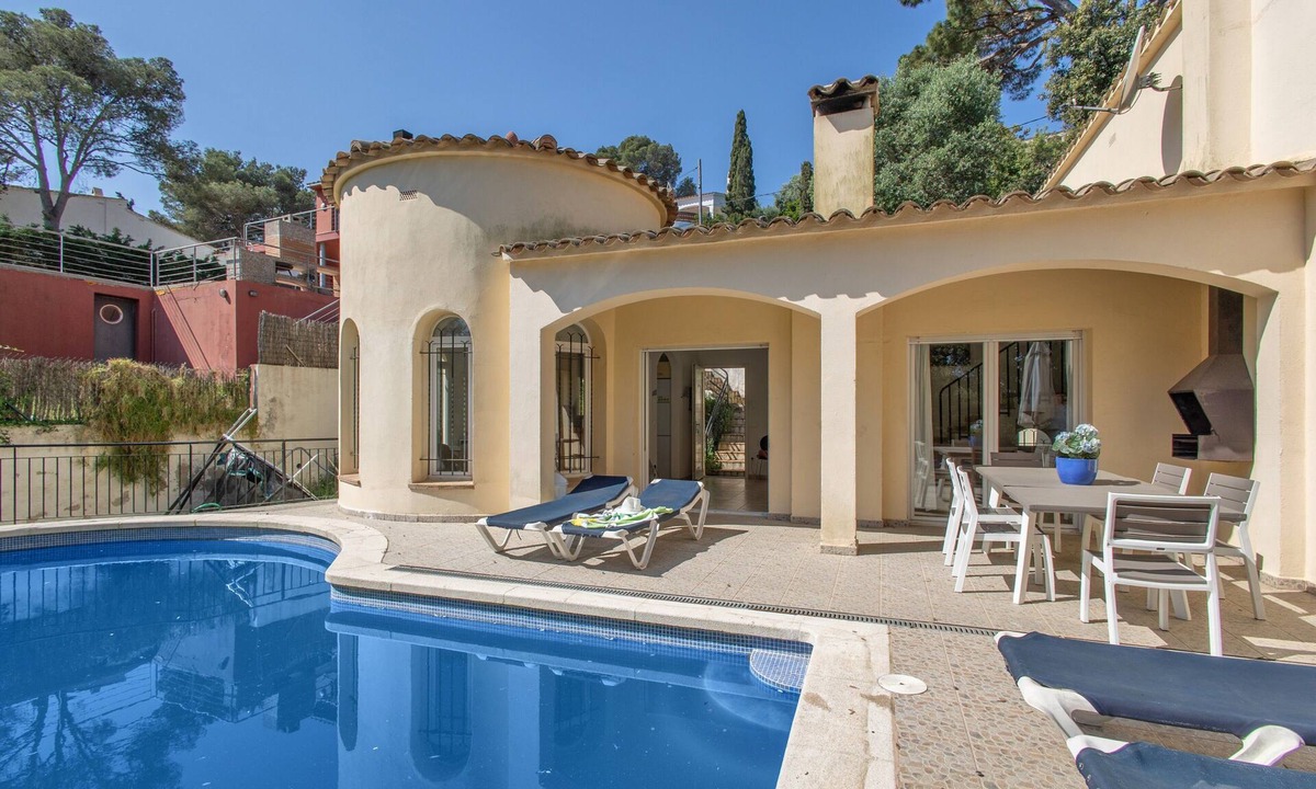 Sa Riera House | Villa with Pool Just 10 Minutes’ Walk from the Beach