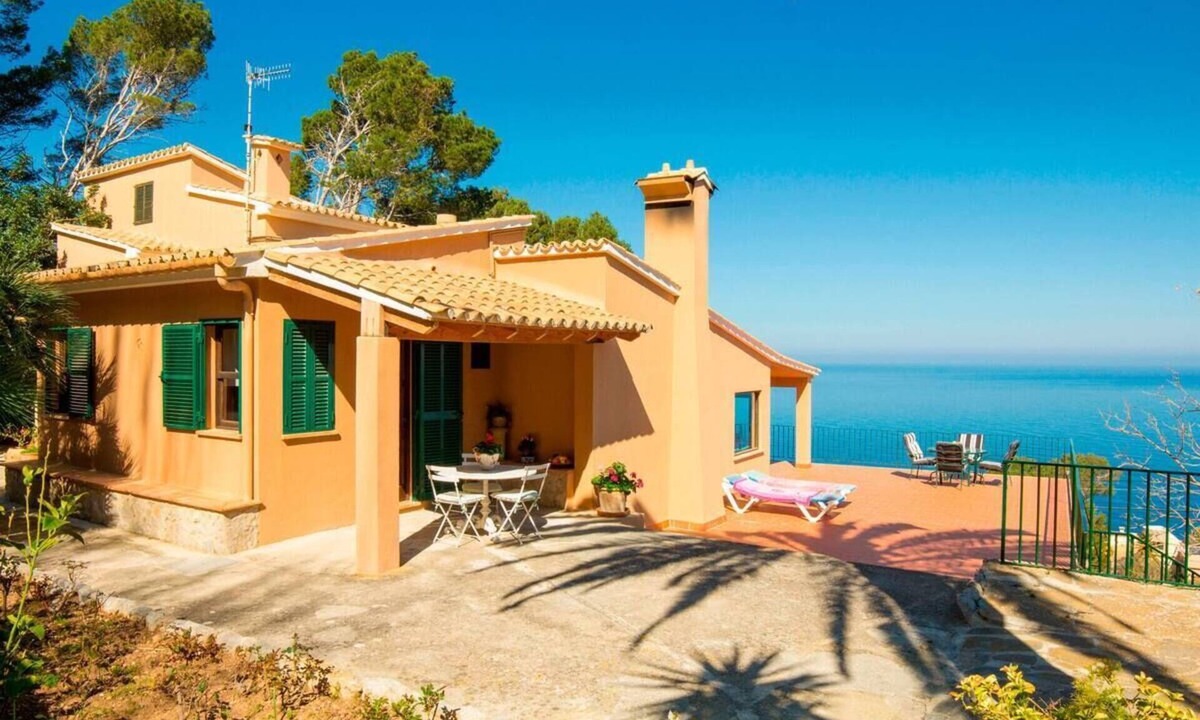 Banyalbufar Villa | Villa with Wi-Fi and stunning sea views.