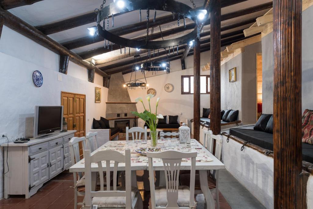 Los Portales House | Vivelorural El refugio de Arucas, pool & terrace