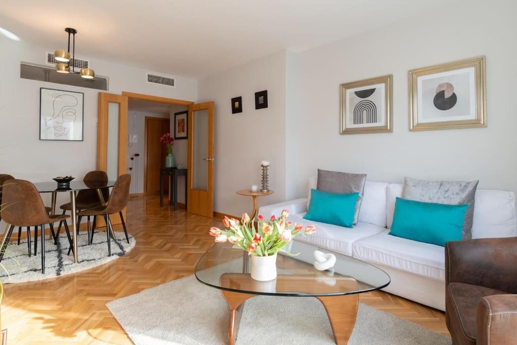 Ciudad Jardin Apartment | Vivienda con zona de trabajo, piscina y parking