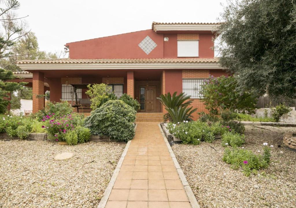 Playa Honda House | Welcoming Holiday Home in Cartagena with Garden