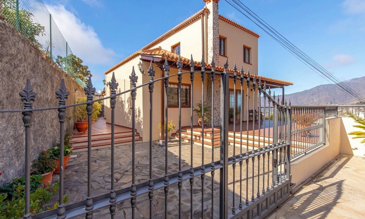 El Paso House | Wonderful vacation home with jacuzzi and sauna!