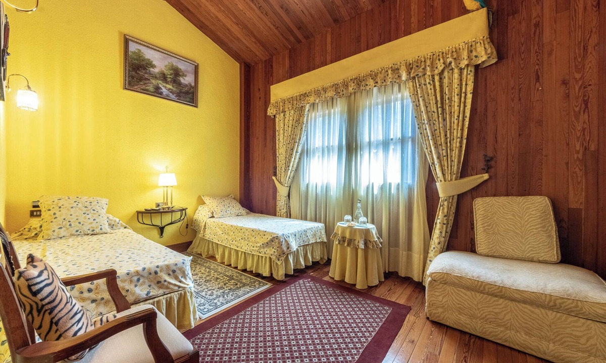 Berreaga-Mendi Villa | Yellow Room at Basquepalace