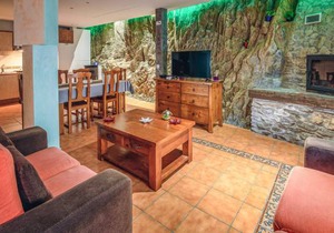 2 bedroom accommodation in La Omañuela