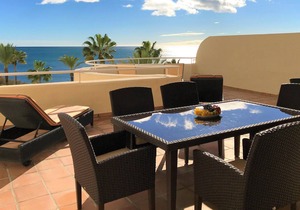 4 bedroom apartment on beachfront w. frontal seaviews, wifi and british TV