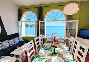 Apartamento con jardín a 11 metros de la playa. CG.