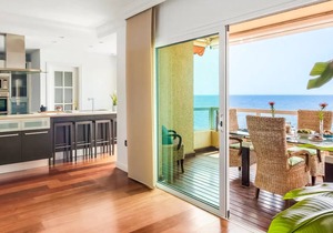 Apartment 'Amplio apartamento en la playa' with sea view and Wi-Fi