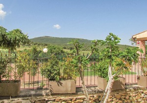 Awesome home in Aldeanue. de la Sierra