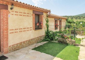 Awesome home in Aldeanue. de la Sierra