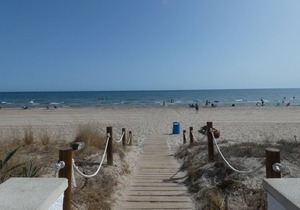 Beautiful little house in urbanization on the 1st line of the beach.