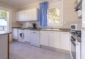 BELLAMAR A - Spacious house situated on the seafront in Llançà.