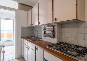 "Downtown Arcachon - T2 Apt w/Balcony, Parking, Steps to Beach, Shops & Train"