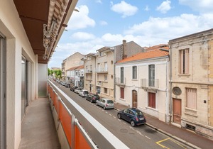 "Downtown Arcachon - T2 Apt w/Balcony, Parking, Steps to Beach, Shops & Train"