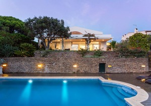 Exclusive Seafront Villa
