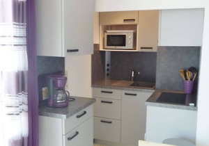 Just steps away from the beach, holiday apartment with a small sea view