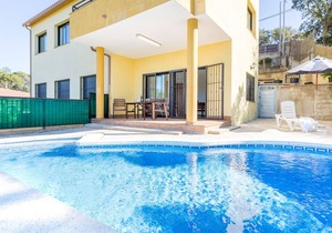 Pool and good views villa