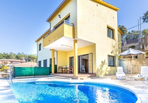 Pool and good views villa