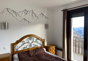 Saint Lary Soulan-Pla D'adet. Renovated 8-bed apartment 30m from slopes.