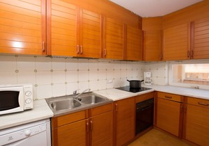 Spacious and bright apartment on the beach, free wifi, pool, garage, Golf.