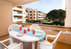 Spacious and bright apartment on the beach, free wifi, pool, garage, Golf.