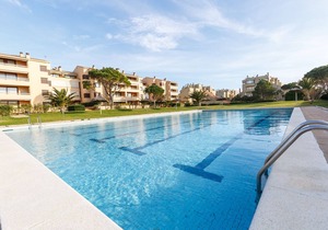 Spacious and bright apartment on the beach, free wifi, pool, garage, Golf.