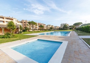 Spacious and bright apartment on the beach, free wifi, pool, garage, Golf.