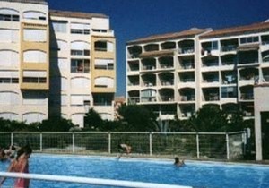 Studio Cabine in Port Leucate with Pool, Beachfront, Parking, and Nearby Shops