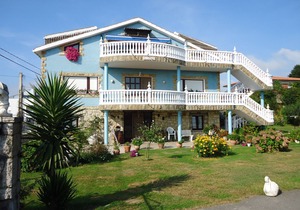 The Burby III apartment with garden in Somo (Cantabria).