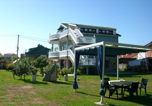 The Burby III apartment with garden in Somo (Cantabria).