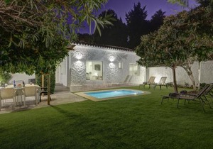 Villa Conchita By Seric,15´ walking to the beach
