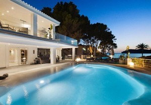 Villa white beach house, sobre la playa, aire acondicionado, wifi, piscina, lujo en Costa de la Calma