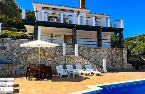 Sant Cebria de Vallalta Ski Chalet | 110 m² Chalet ∙ 4 bedrooms ∙ 10 guests