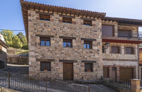 Valle de Valdelaguna Ski Chalet | 120 m² Chalet ∙ 4 bedrooms ∙ 9 guests