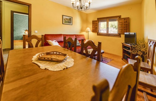 Valle de Valdelaguna Ski Chalet | 120 m² Chalet ∙ 4 bedrooms ∙ 9 guests
