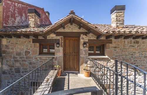 Valle de Valdelaguna Ski Chalet | 125 m² Chalet ∙ 4 bedrooms ∙ 9 guests