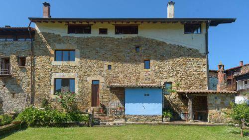 Rasines Hostel | 160 m² Hostel ∙ 2 bedrooms ∙ 32 guests