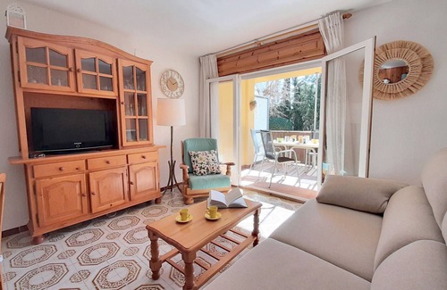 Calella de Palafrugell Apartment | 1CEN A3 -Basic Apartment with communal garden and pool, only 800m from the beach of Llafranc