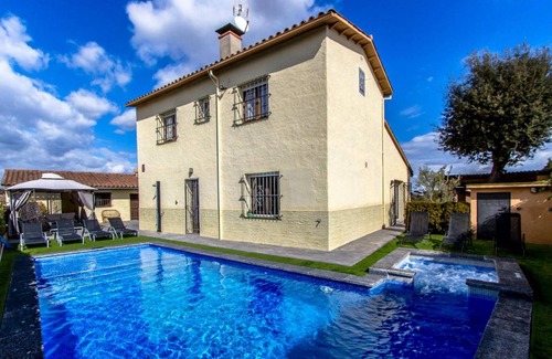Santa Coloma de Farners Villa | 200 m² Villa ∙ 5 bedrooms ∙ 10 guests