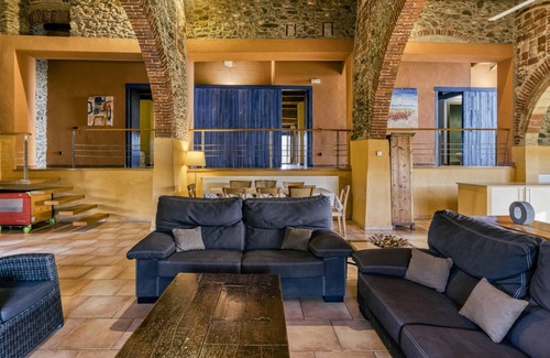 Garriguella House | 200 m² Finca ∙ 4 bedrooms ∙ 13 guests