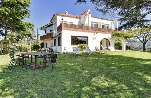 Calella Villa | 240 m² Villa ∙ 6 bedrooms ∙ 14 guests