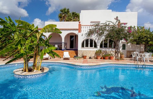 San Antonio Bay Villa | 250 m² Villa ∙ 5 bedrooms ∙ 10 guests