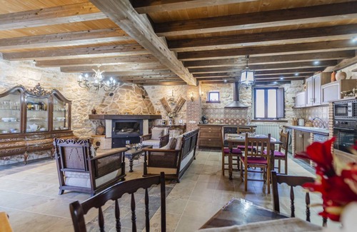 Moral de Hornuez House | 250 m² House ∙ 5 bedrooms ∙ 10 guests