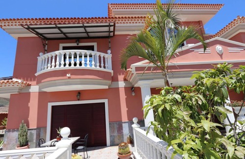 Los Cristianos Villa | 320 m² Villa ∙ 5 bedrooms ∙ 10 guests
