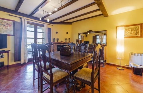Urrez House | 325 m² Farmhouse ∙ 6 bedrooms ∙ 14 guests